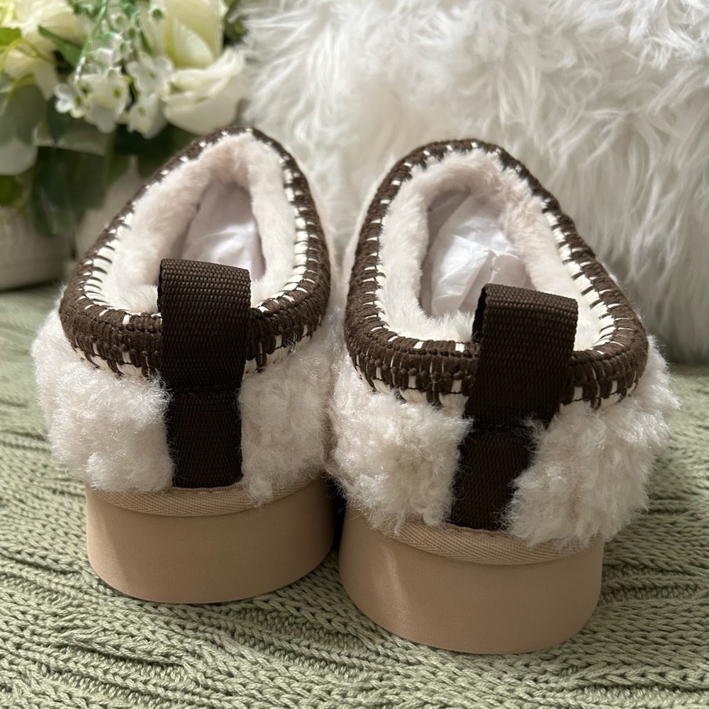 NWT Earth - Cream and Brown Slip-On Sherpa Shoes, Size 9w - Picture 5 of 6